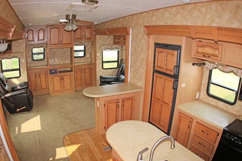 lot 0008 image: 2007 Keystone Everest 345S Fifth Wheel