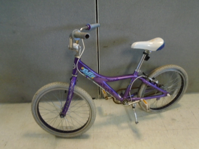 lot 43 image: Purple Tuffy Giant Bicycle
