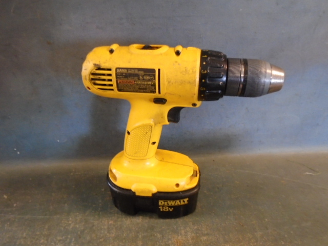 lot 23 image: DeWalt 12 18V Cordless Drill