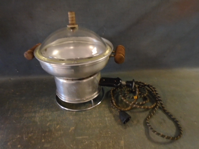 lot 61 image: Vintage Electric Food Warmer  Fondue