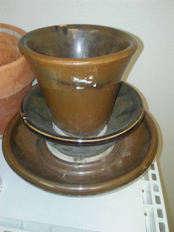 lot 5 image: Vintage enamel ware, insulators and more.