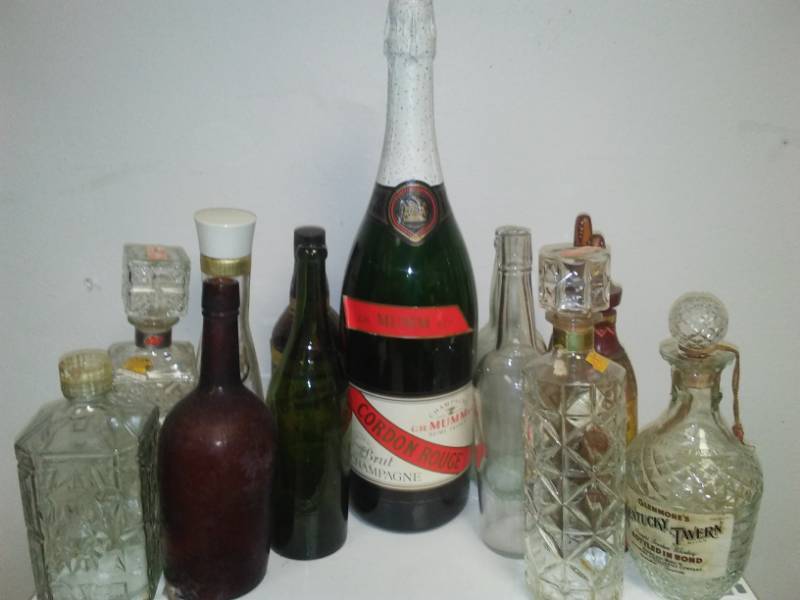 lot 10 image: 13 collectible bottles and carafe