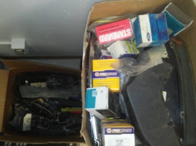 lot 17 image: 17 miscellaneous Auto Parts - 2 boxes.