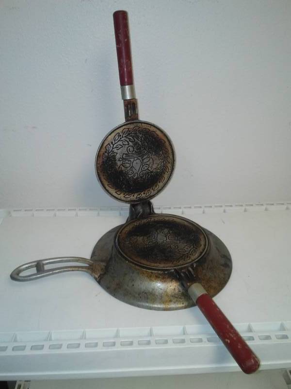 lot 23 image: Nordic Ware krumkake iron.