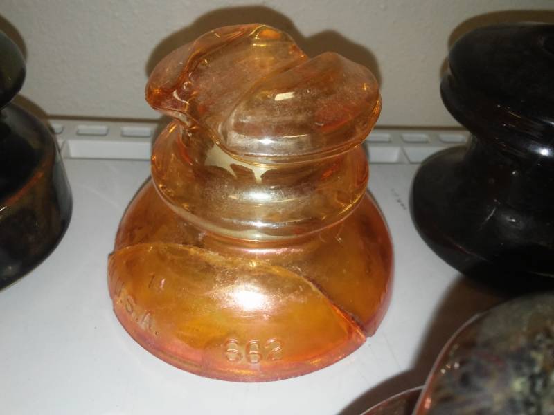 lot 27 image: 12 various ceramic and glass insulators.