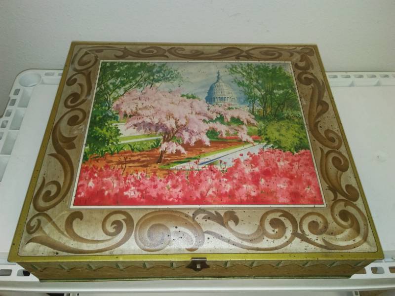 lot 32 image: Vintage fancy Sunshine Biscuit Company 3-pound metal box with clasp.
