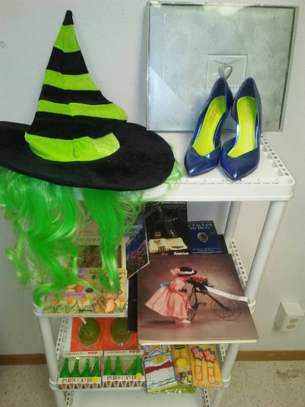 lot 34 image: Anne Geddes book, Vera Wang shoes size 7, photo album and more.