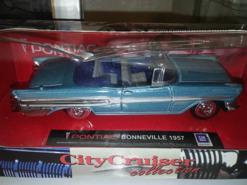 lot 35 image: 3 scale cars diecast. 1934 Aston Martin, 1957 Pontiac Bonneville.