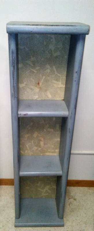 lot 38 image: Small floor shelving unit