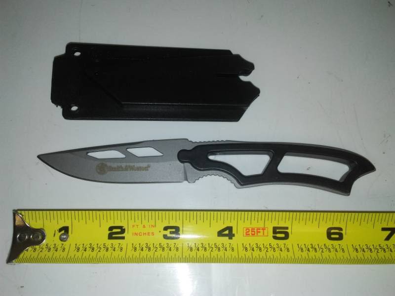 lot 44 image: New Smith & Wesson hunting knife.