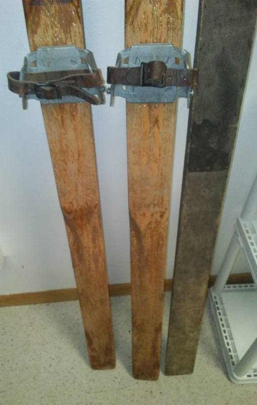 lot 49 image: Vintage Snow skis - 3