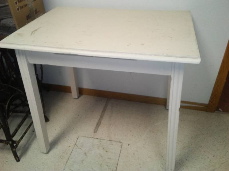 lot 75 image: Great small table