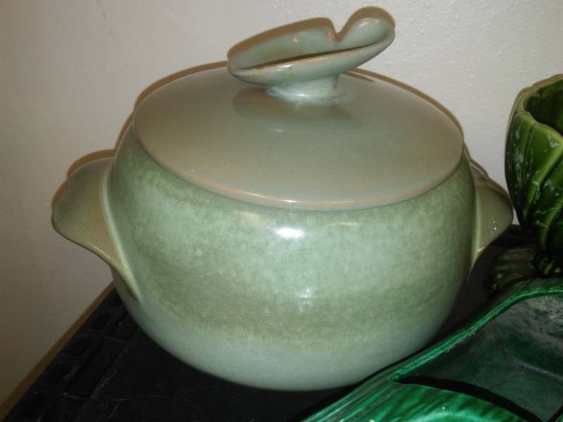 lot 88 image: Collectible Pottery, Frankoma covered Bowl.