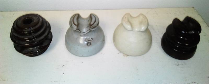 lot 92 image: 4 ceramic insulators - colored.