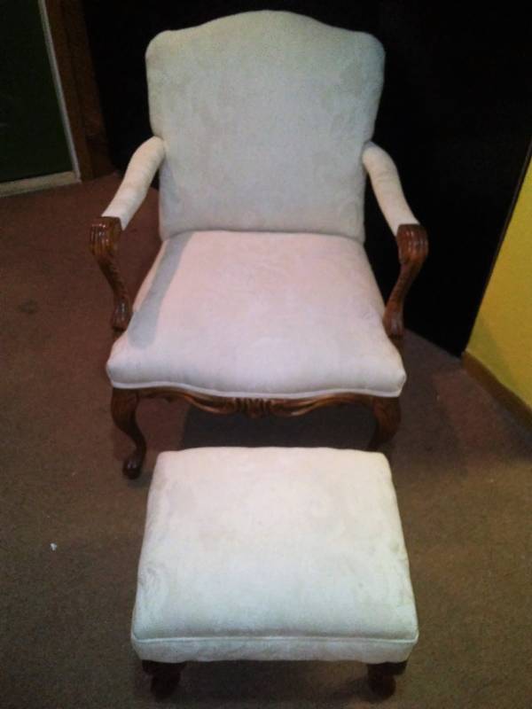 lot 100 image: Vintage chair and matching ottoman.