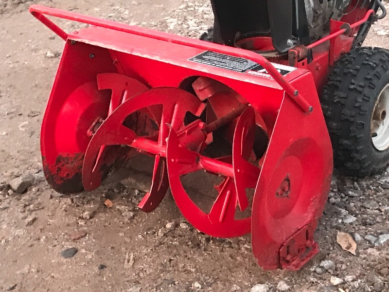 lot 4 image: Snapper 724 Snow Blower