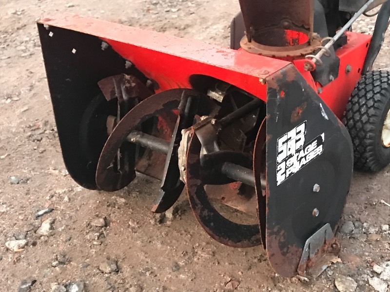 lot 6 image: Canadian (Murray) 523 Snow Blower