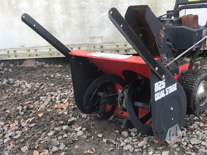 lot 17 image: Spirit 825 Snow Blower