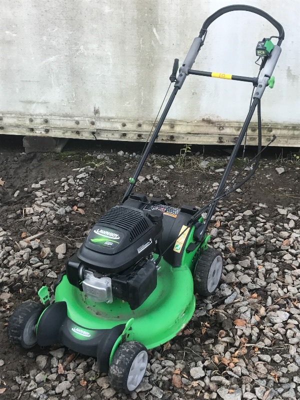 lot 18 image: Lawn Boy 21 Lawn Mower