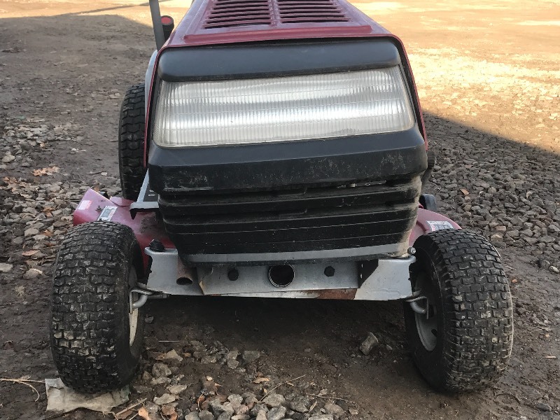 lot 14 image: MTD Signature-2000 Lawn Tractor