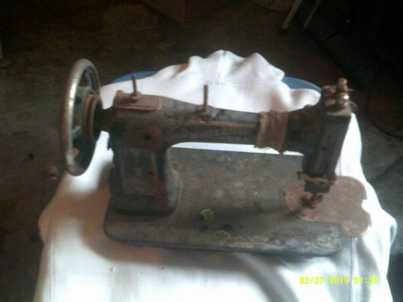 ANTIQUE SINGER SEWING MACHINE