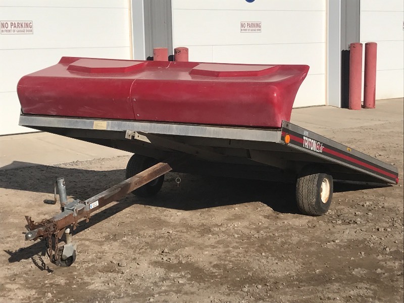 lot 2 image: 1992 Triton Elite Snowmobile Trailer