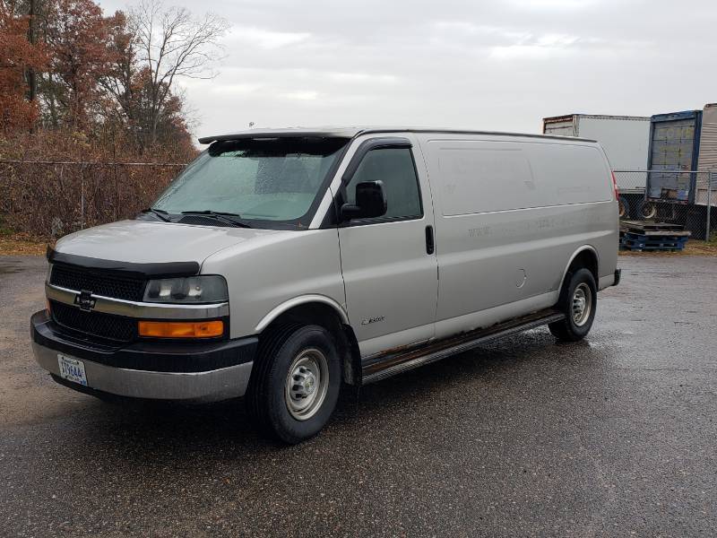 lot 1 image: 2005 Chevrolet Express 3500 1 Ton Van VIDEO