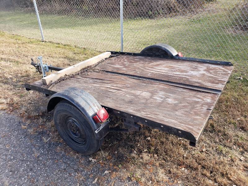 lot 3A image: 8 Foot Trailer