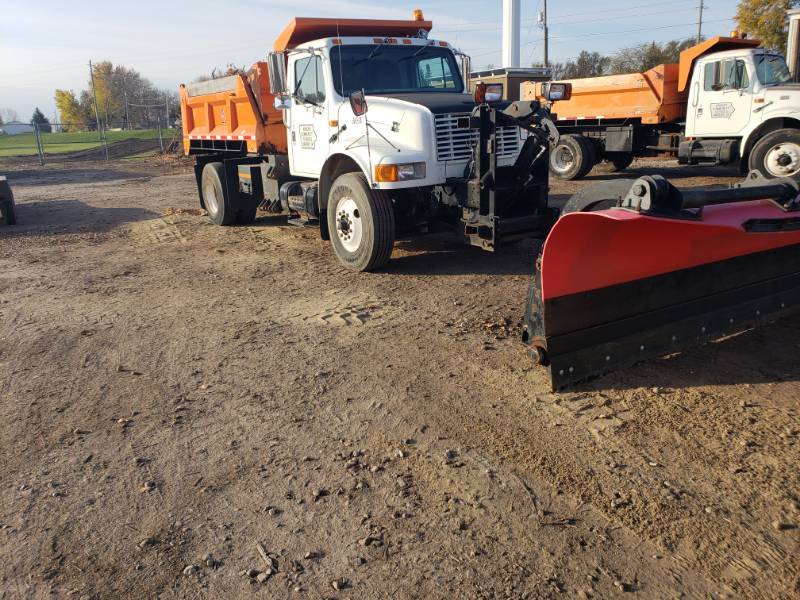 lot 3 image: 2001 International 4000 Series DT4700 Dump Truck