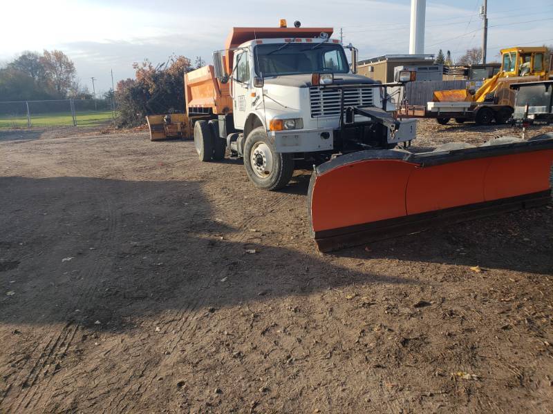 lot 4 image: 1998 International 4000 Series DT4700 Dump Truck