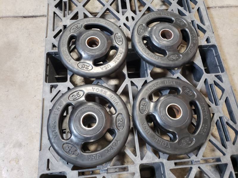 lot 32 image: 25Lbs Bumper Plates