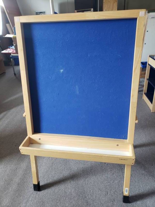 lot 62 image: Childrens Easel