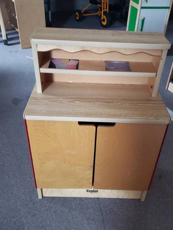 lot 67 image: Childrens Play Kitchen Furniture