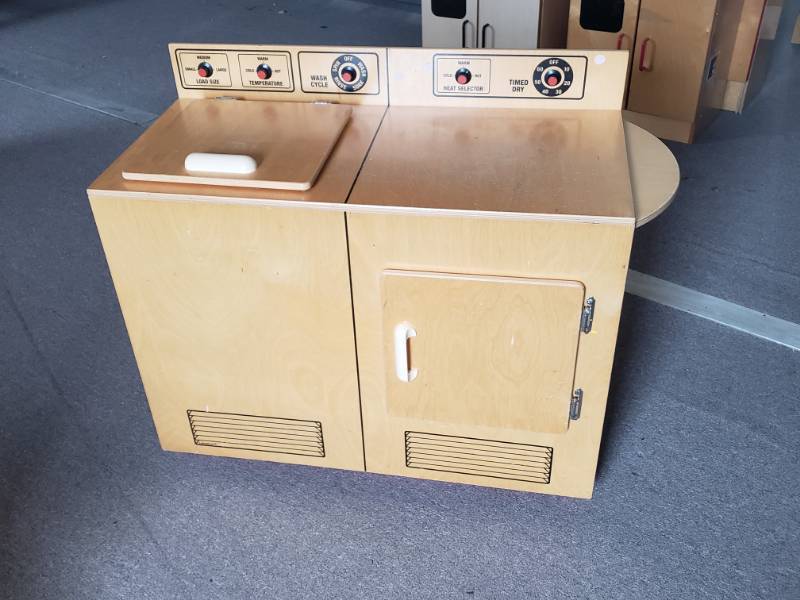 lot 73 image: Childrens Play WasherDryer Station