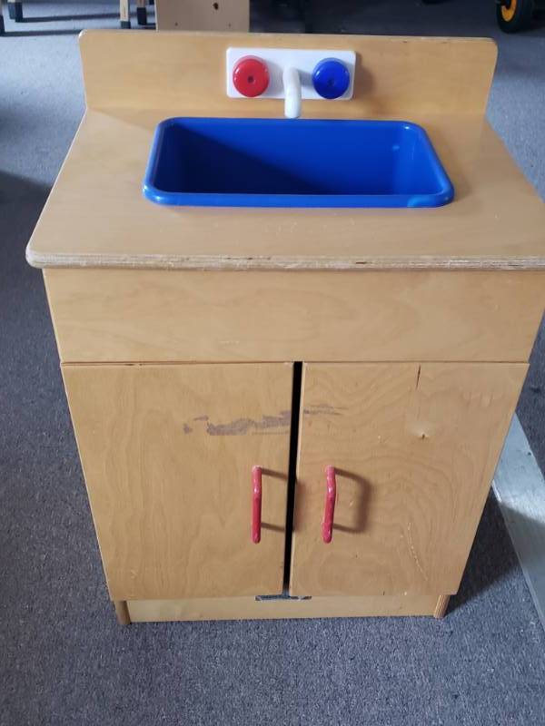 lot 74 image: Childrens Play Sink
