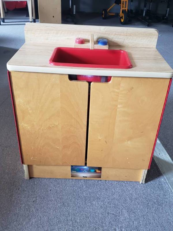 lot 76 image: Childrens Play Sink