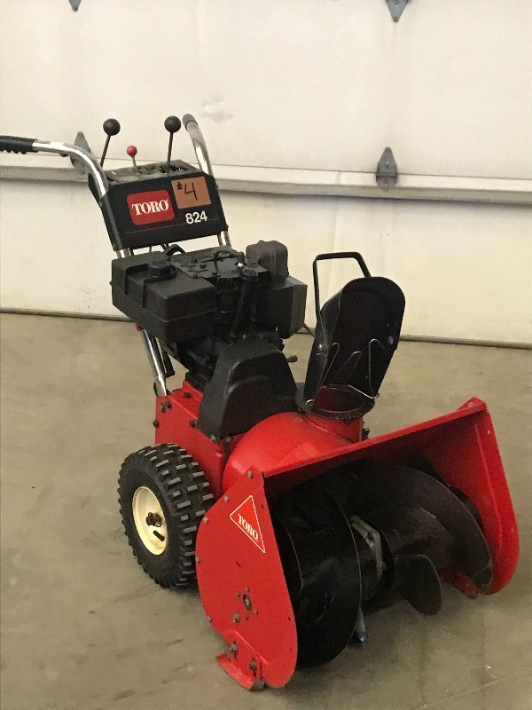 lot 4 image: Toro 824 Snow Blower