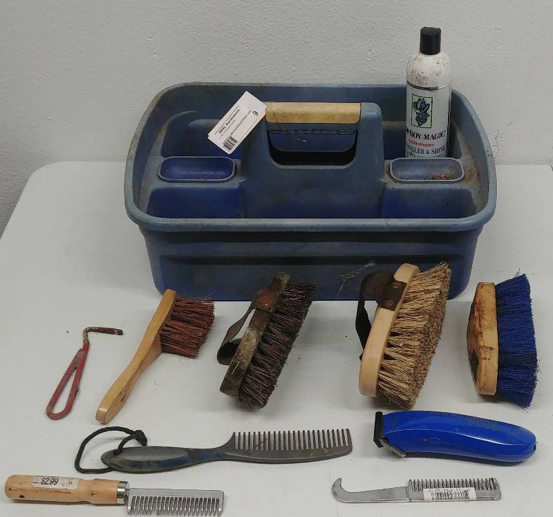 lot 9 image: Horse Grooming Kit  Tools