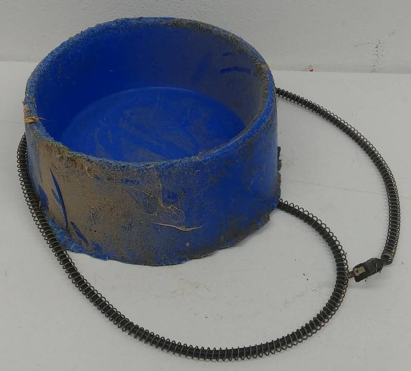 lot 18 image: Heated Water Dish