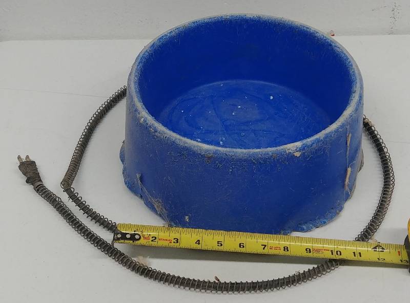 lot 19 image: Heated Water Dish