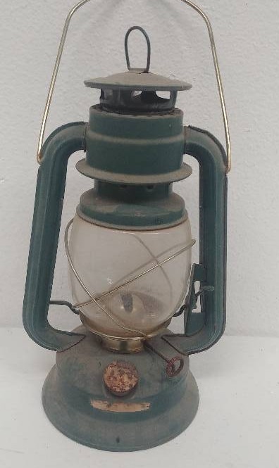 lot 48 image: Vintage Farm Latern