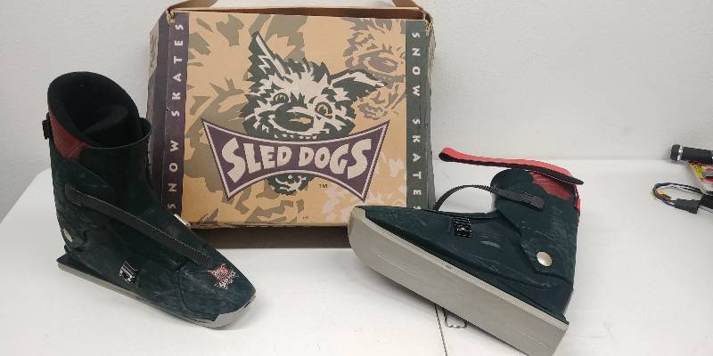 lot 94 image: Sled Dogs Snow Skates - Retail $229.99 - sz11, Green