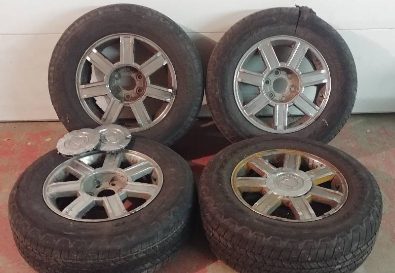 lot 99 image: Set of 4 Cadillac SUV Truck Rims w salvage tires