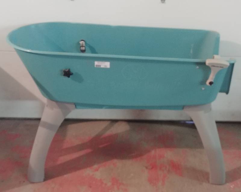 lot 102 image: Booster Bath Pet Cleaning Station