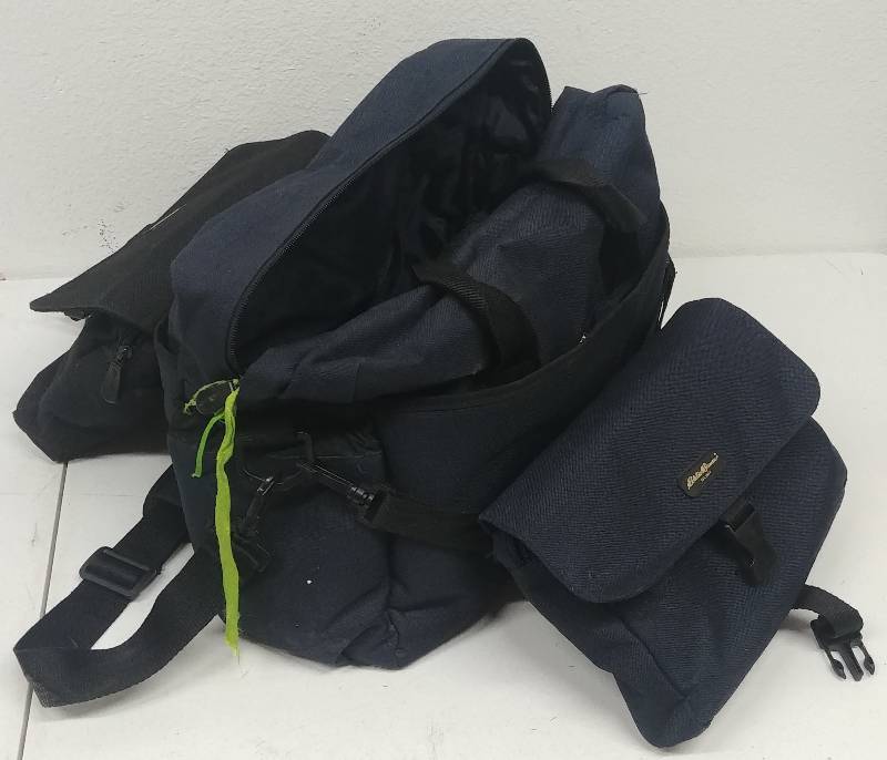 lot 107 image: Eddie Bauer Travel Bag Med. Equip. Carry Bag