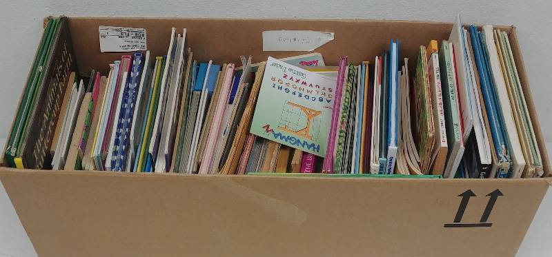 lot 122 image: Large assortment of unsorted books