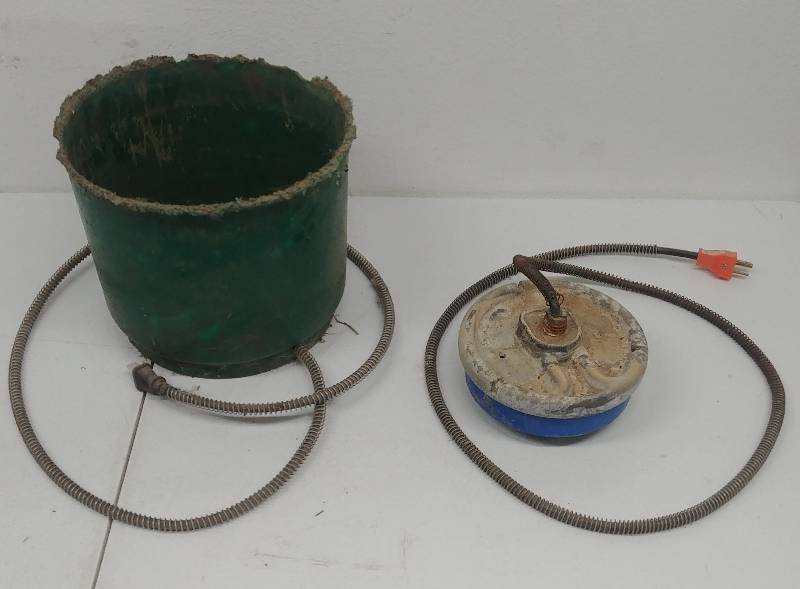 lot 146 image: Water Dish Tank Heaters Heated