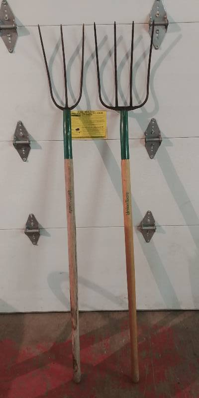 lot 162 image: Set of 3 and 4 tine pitchforks