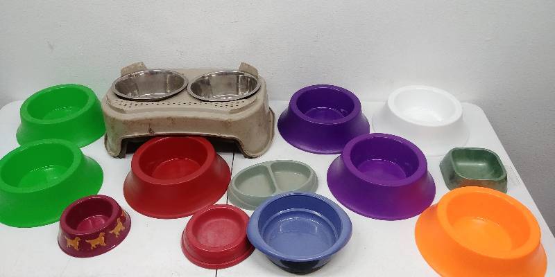 lot 164 image: Assorted Pet Dishs and bowls