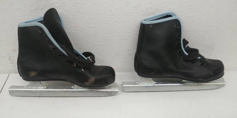 lot 169 image: Kids Training Skates sz J12